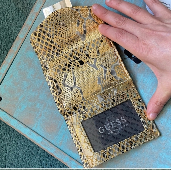 Guess Faux Snake Skin Wallet NWT - Picture 4 of 4